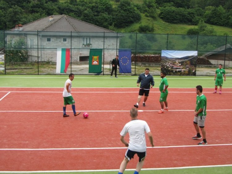 Търън посрещна празника си с Благотворителен турнир по тенис и футбол за купата на кмета