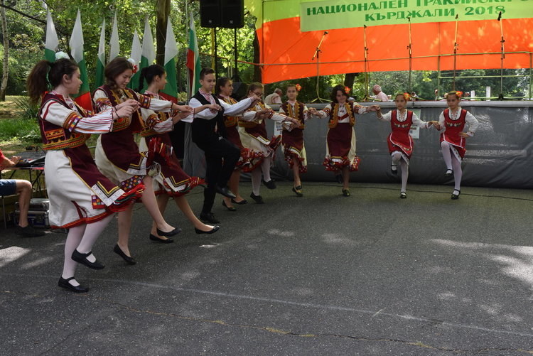 Децата бяха живите цветя на Тракийския събор в Кърджали днес