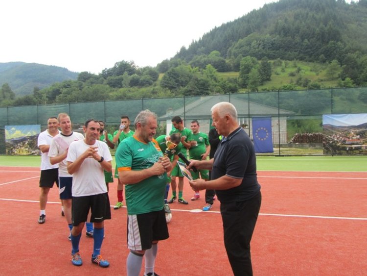 Търън посрещна празника си с Благотворителен турнир по тенис и футбол за купата на кмета