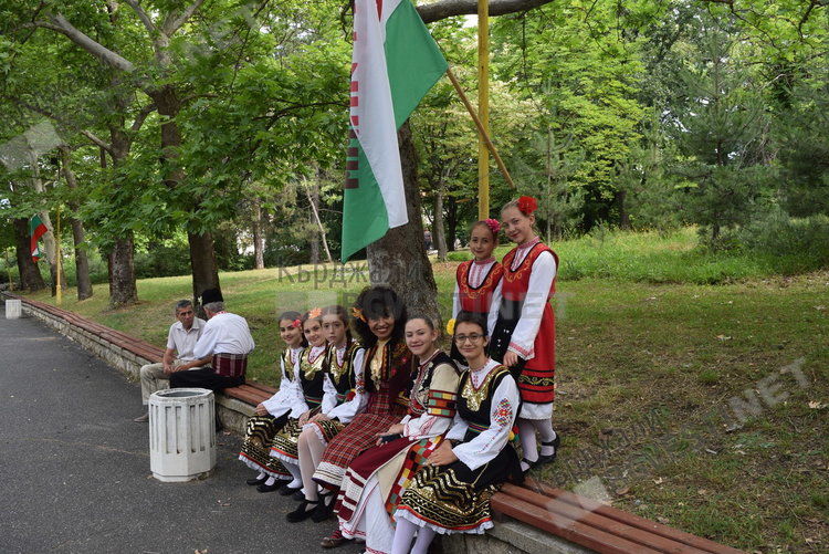 Децата бяха живите цветя на Тракийския събор в Кърджали днес