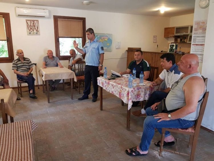 Полицаи от Пловдив, Асеновград и Садово разискваха пътната безопасност с катунчани