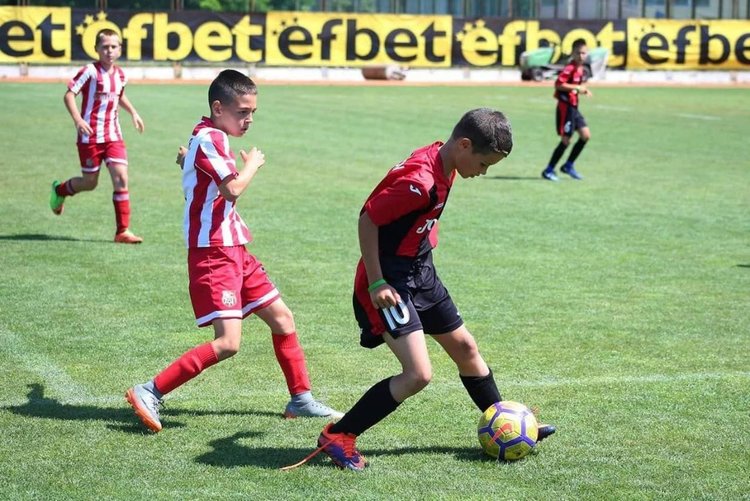 Футболистите на Хасково вдигнаха купата в международен турнир