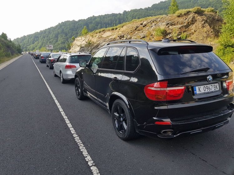 Огромни опашки на „Маказа“, туристи напират към гръцките плажове