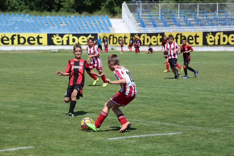 Футболистите на Хасково вдигнаха купата в международен турнир