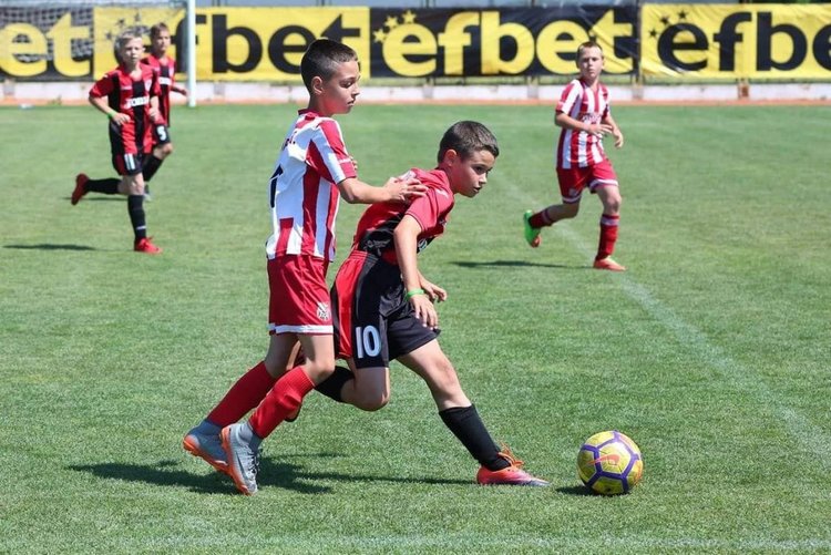 Футболистите на Хасково вдигнаха купата в международен турнир