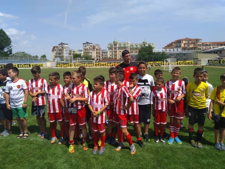 Футболистите на Хасково вдигнаха купата в международен турнир