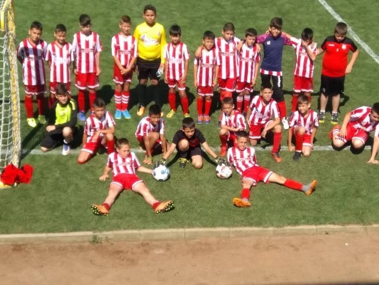 Футболистите на Хасково вдигнаха купата в международен турнир