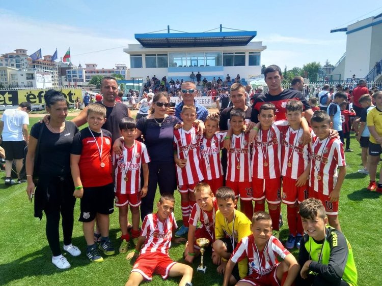 Футболистите на Хасково вдигнаха купата в международен турнир