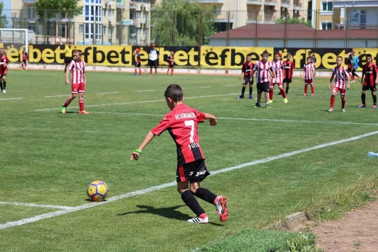 Футболистите на Хасково вдигнаха купата в международен турнир