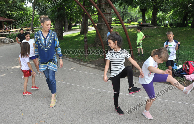 Деца се забавляваха с игри от миналото