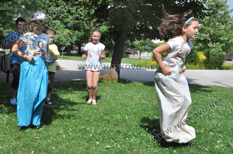 Деца се забавляваха с игри от миналото