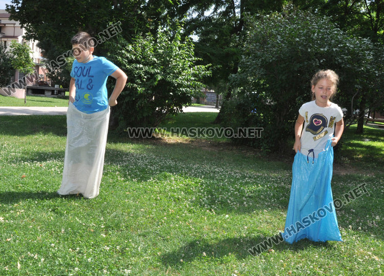 Деца се забавляваха с игри от миналото