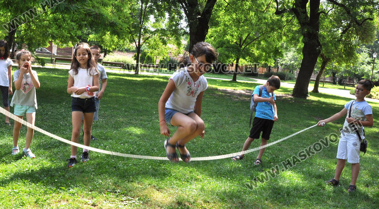 Деца се забавляваха с игри от миналото