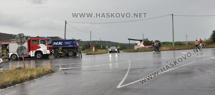 Тир се вряза в дърводелски цех, водачът загина на място
