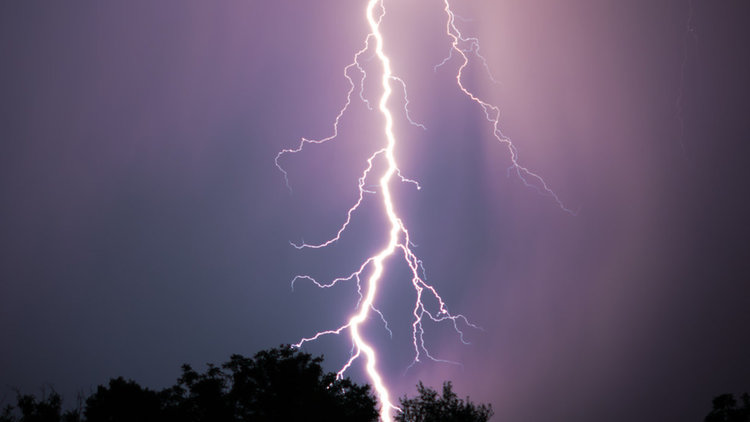 Мълнии палят пожари, спасители вадиха кон от шахта