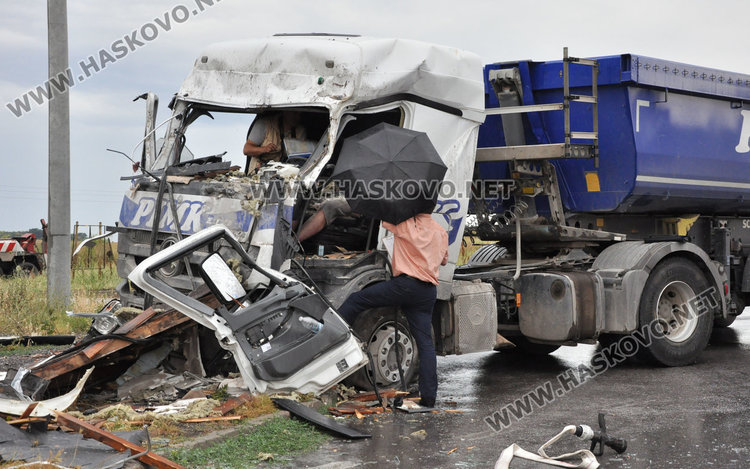 Тир се вряза в дърводелски цех, водачът загина на място