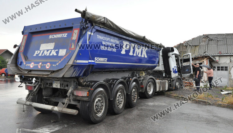 Тир се вряза в дърводелски цех, водачът загина на място