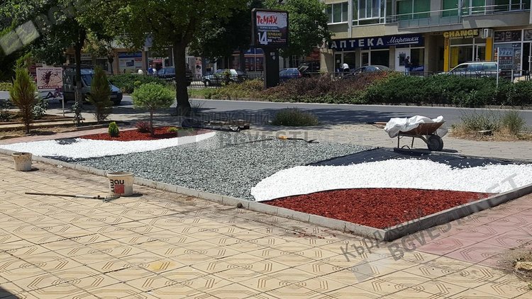 Предприемчив кърджалиец премахва тревата от общинска градинка и си прави „ливада“ от камъчета