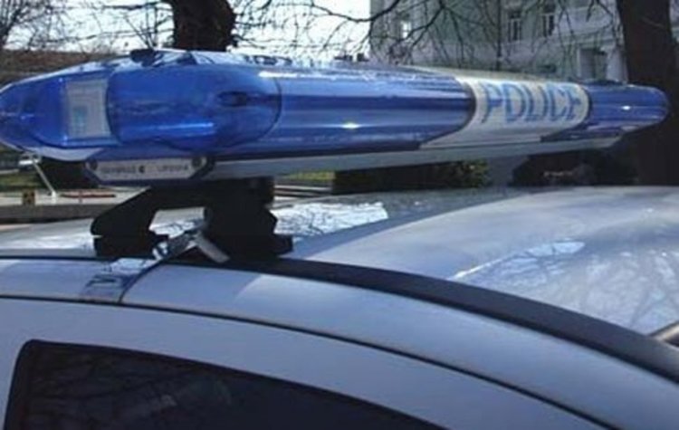 17-годишен пробва да обере бензиностанция, момичето на касата му се опря