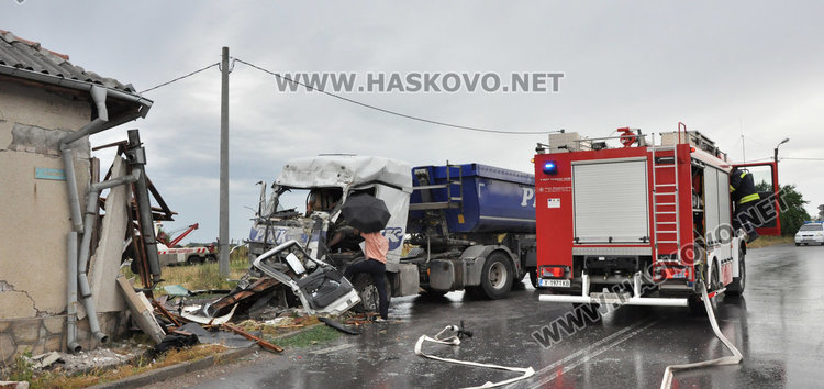 Тир се вряза в дърводелски цех, водачът загина на място