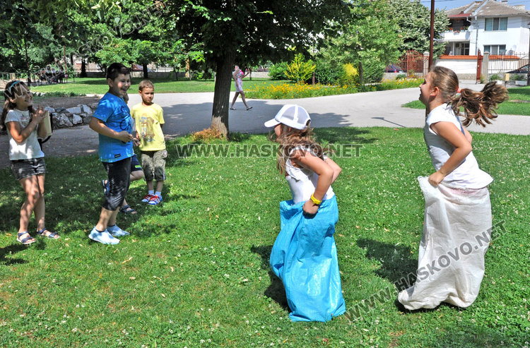 Деца се забавляваха с игри от миналото