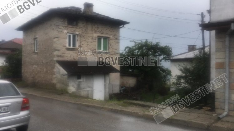 Мълния порази къща на Каптажа, хората се отърваха с уплаха и разрушен комин