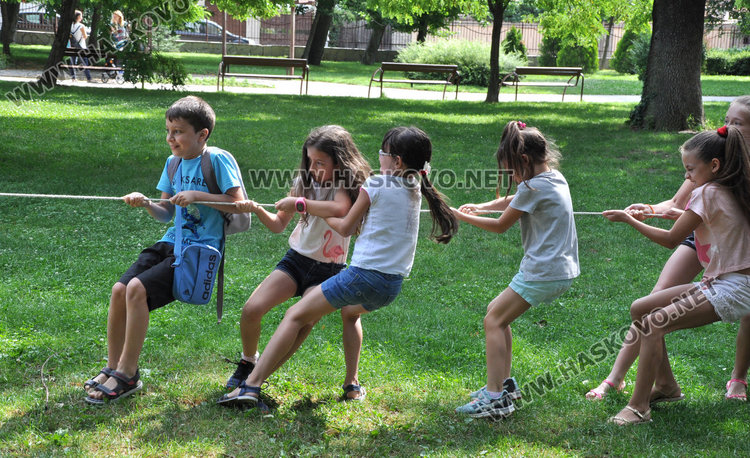 Деца се забавляваха с игри от миналото
