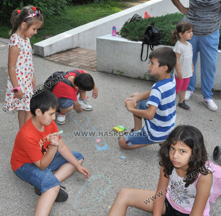 Деца се забавляваха с игри от миналото