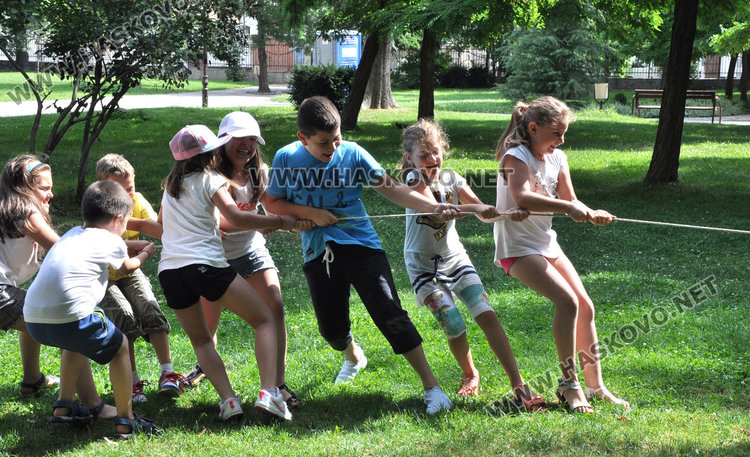 Деца се забавляваха с игри от миналото