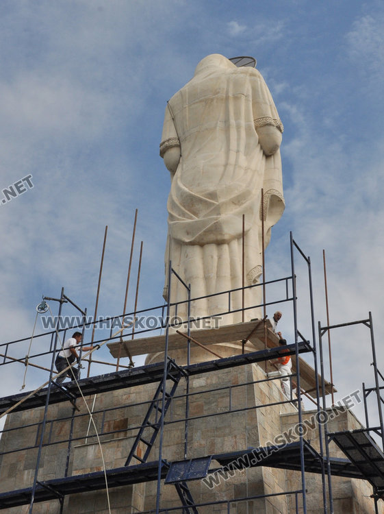 Ремонтират монумента „Св. Богородица“