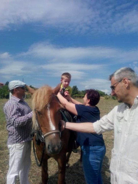 30 деца с увреждания започнаха терапия с коне и плуване