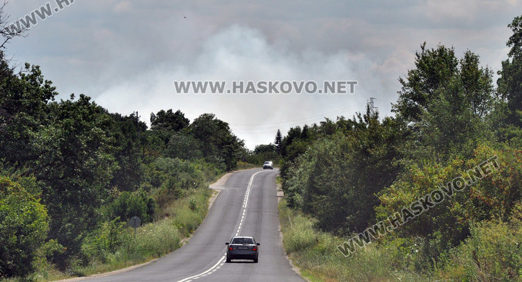 Пламна торище край Конуш, две села застрашени от обгазяване