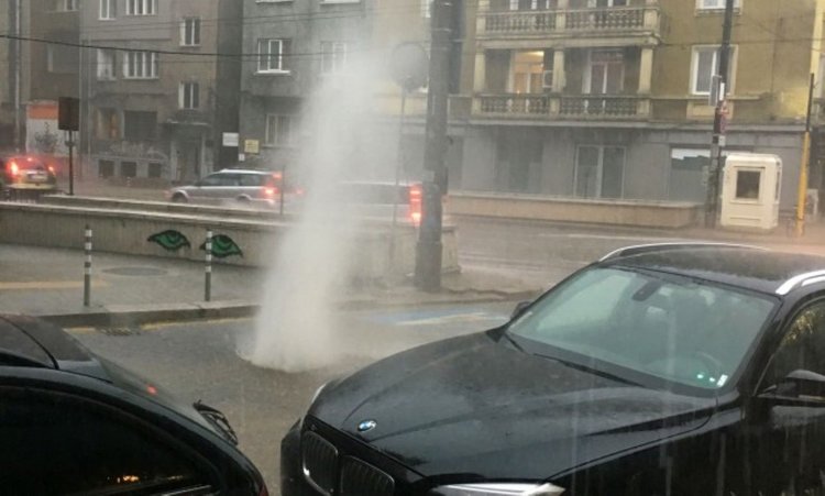 Вода изби от шахта. Сн. bTV