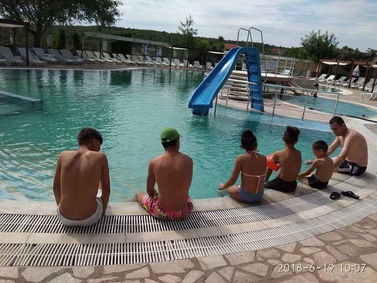 30 деца с увреждания започнаха терапия с коне и плуване