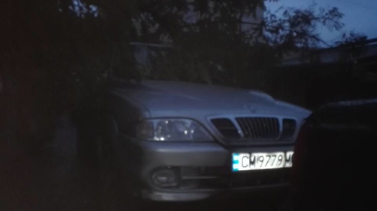 Дърво падна върху джип, размина се с драскотини по колата