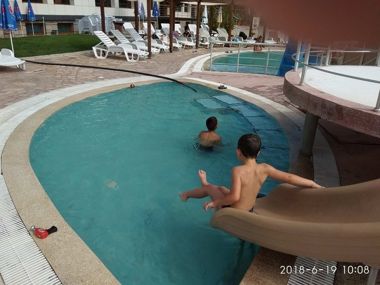 30 деца с увреждания започнаха терапия с коне и плуване