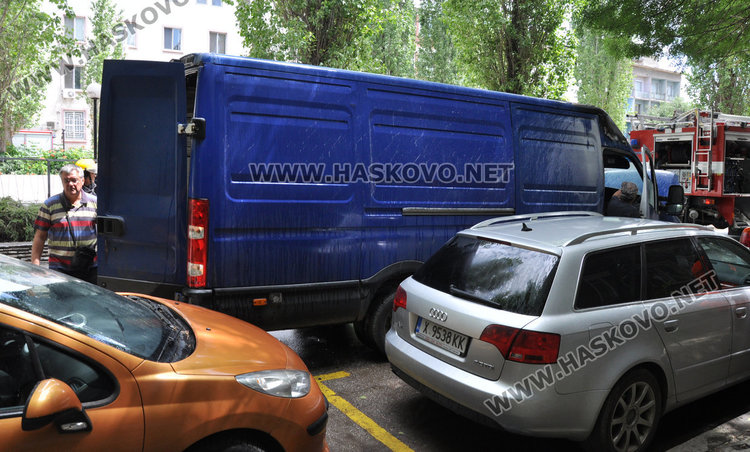 Бус с хладилници пламна пред полицията в Хасково