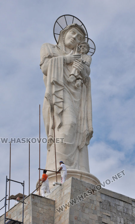 Ремонтират монумента „Св. Богородица“