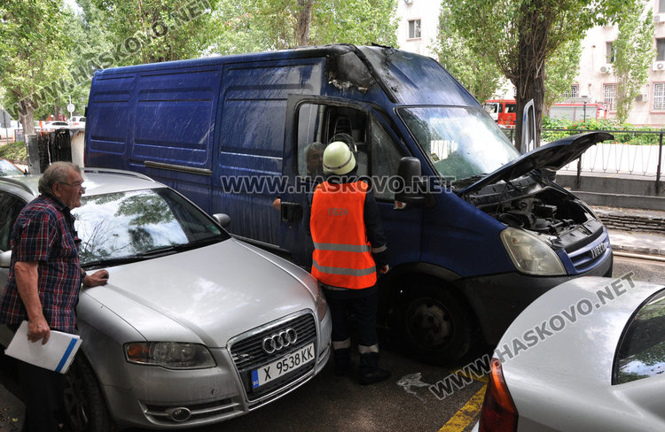 Бус с хладилници пламна пред полицията в Хасково