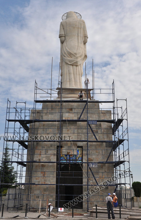 Ремонтират монумента „Св. Богородица“