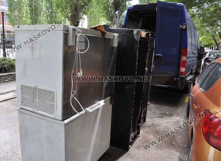 Бус с хладилници пламна пред полицията в Хасково