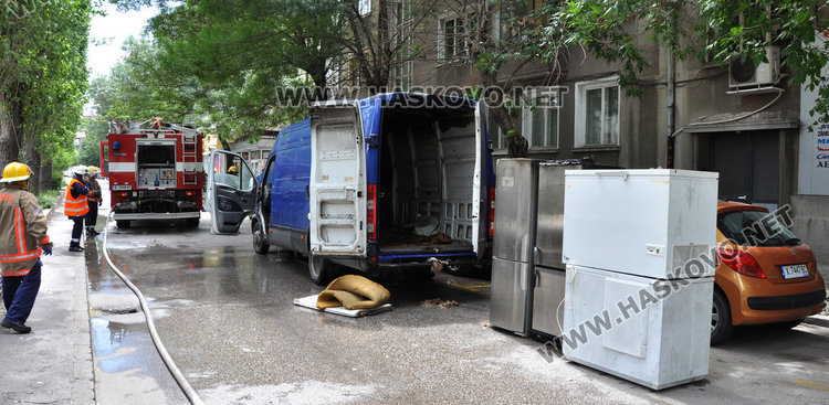 Бус с хладилници пламна пред полицията в Хасково