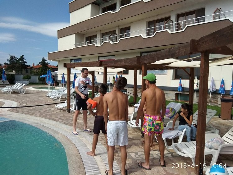 30 деца с увреждания започнаха терапия с коне и плуване