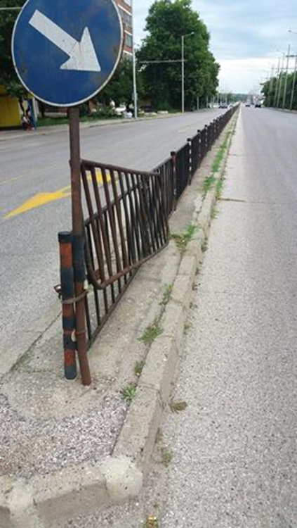 Още една решетка на оградата на бул. "България", за по-сигурно 