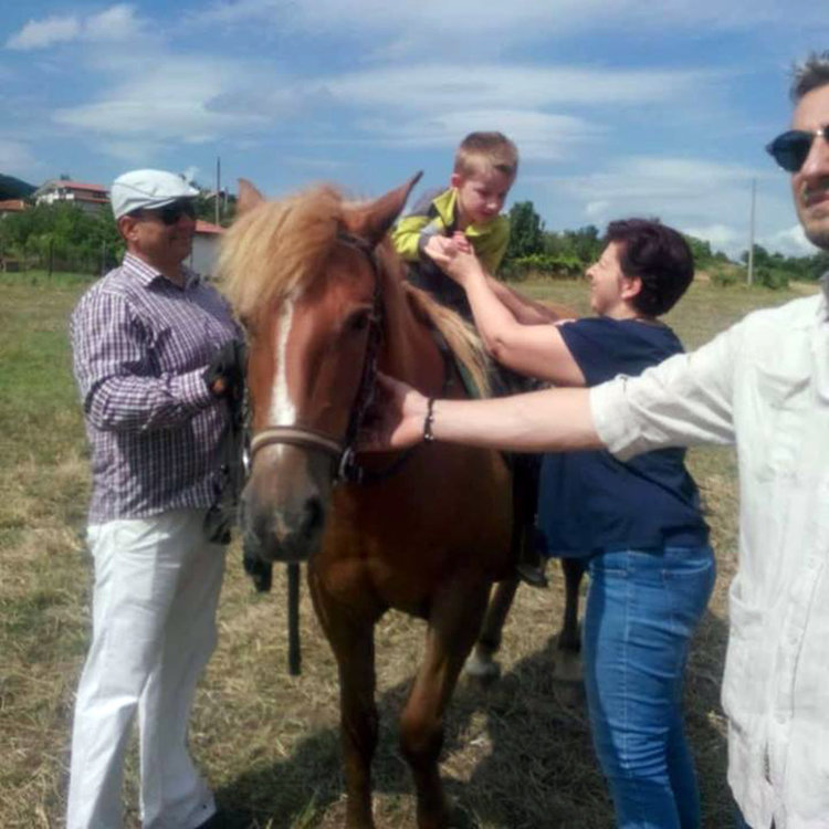 30 деца с увреждания започнаха терапия с коне и плуване