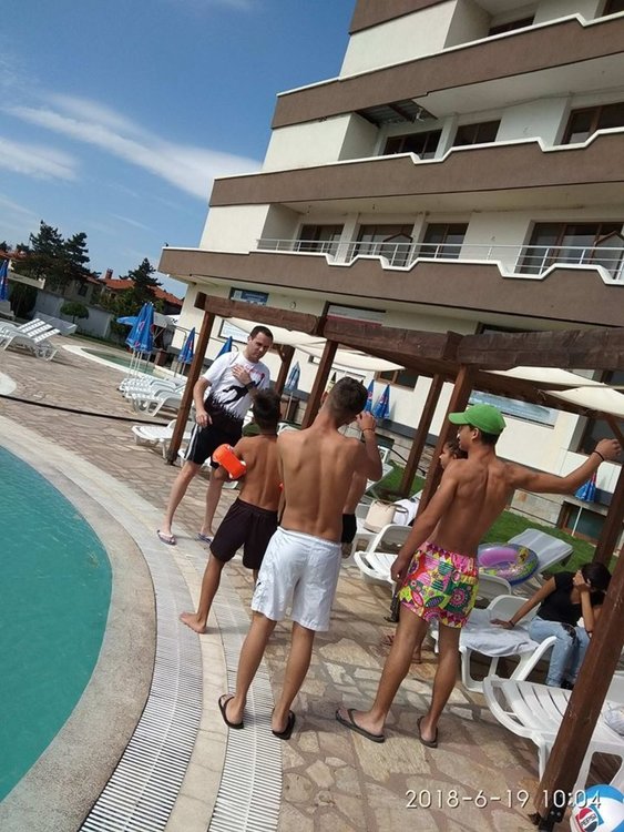 30 деца с увреждания започнаха терапия с коне и плуване