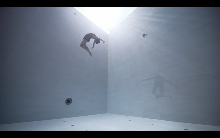 Това трябва да се види! Подводният танц на Жюли Готие (видео)