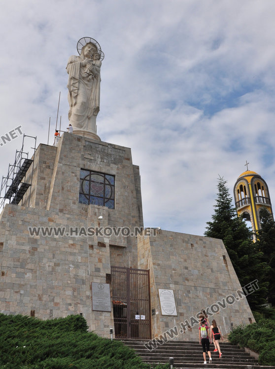 Ремонтират монумента „Св. Богородица“