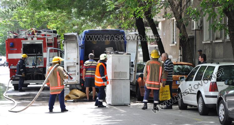 Бус с хладилници пламна пред полицията в Хасково