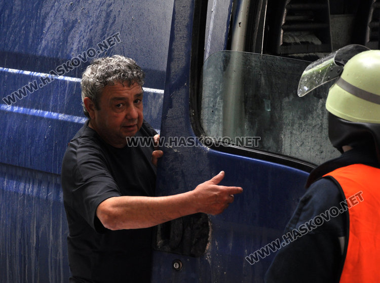 Бус с хладилници пламна пред полицията в Хасково